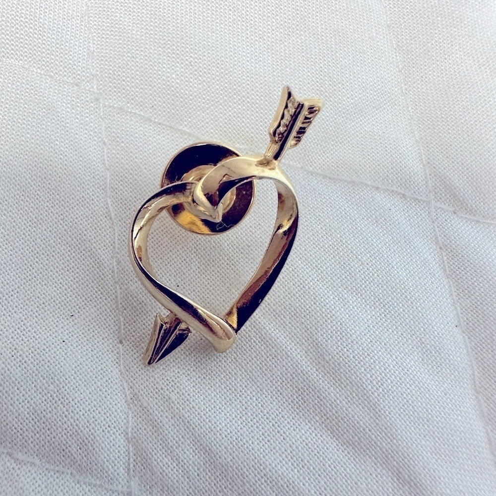 Avon Vintage Womens Arrow Heart Shape Brooch Pin Lapel Gold Tone